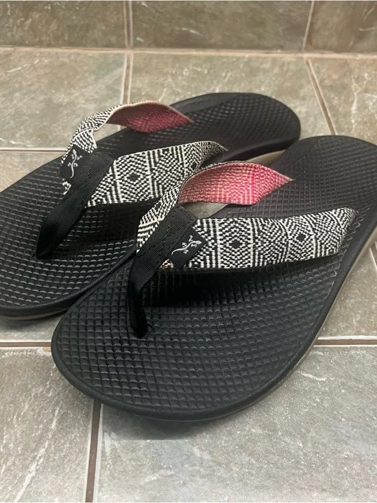 Chaco Women's 7 Black Classic Flip Sandals with Pink Accent Straps - Picture 2 of 9